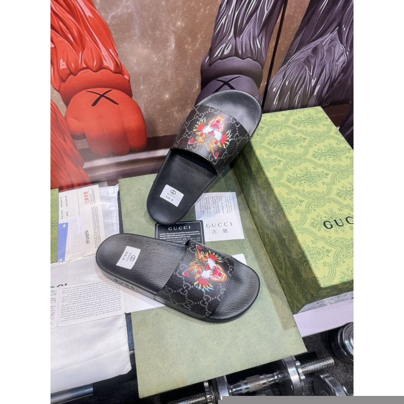 G*u*i slippers